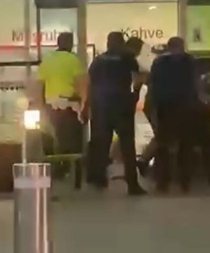 Havalimanında hareketli anlar: 4 polis bıçaklandı
