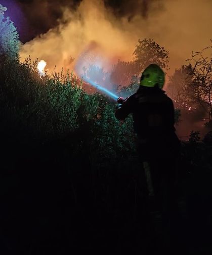 Orman yangınına müdahale sürüyor: 450 hektarlık alan etkilendi