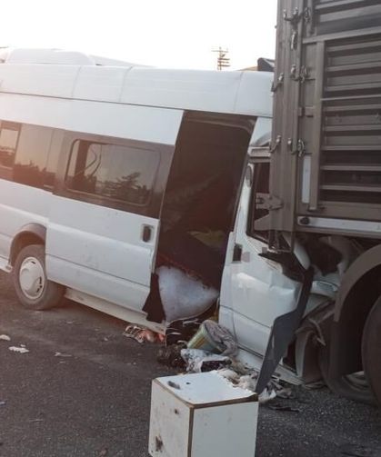 Tarım işçilerini taşıyan minibüs tıra çarptı: Çok sayıda yaralı!