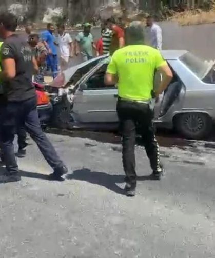 Birecik'te feci kaza: İki otomobil kafa kafaya çarpıştı