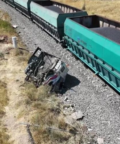 Yük treni kamyona çarptı: 1 yaralı