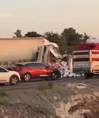 Tır ile biber yüklü kamyonet çarpıştı: 3 yaralı