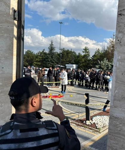 Mahkeme önünde kendini vurdu!