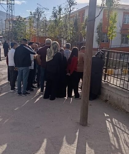 Okulda silahlı öğrenci alarmı (VİDEOHABER)