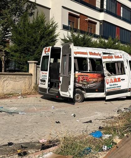 Servis minibüsü ile otomobil çarpıştı: 9 yaralı