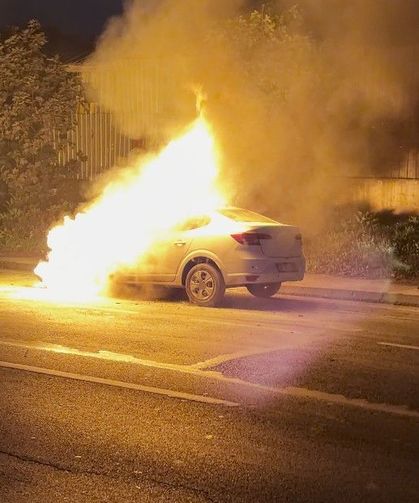 Seyir halindeki otomobil alev topuna döndü