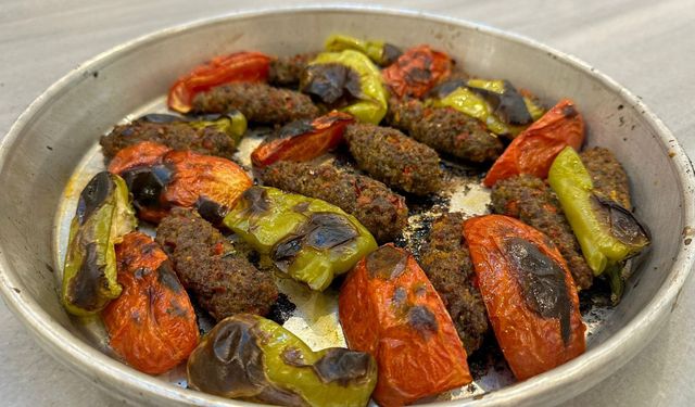 Simit kebabı turistlerin ilgisini çekiyor