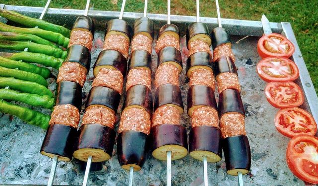 Antep usulü mangalda patlıcan kebabı tarifi! Muhteşem lezzet patlıcan kebabı tarifi...