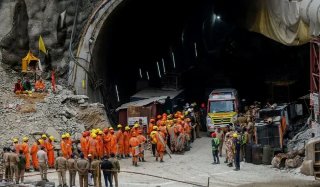 Hindistan'da mucize: 41 işçi çöken tünelden 17 gün sonra kurtarıldı