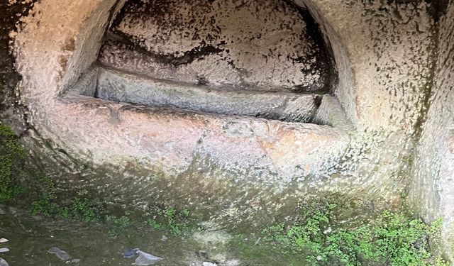 Dülük Antik Kenti'ndeki Kaya Mezarları Çöp Alanına Dönüştü