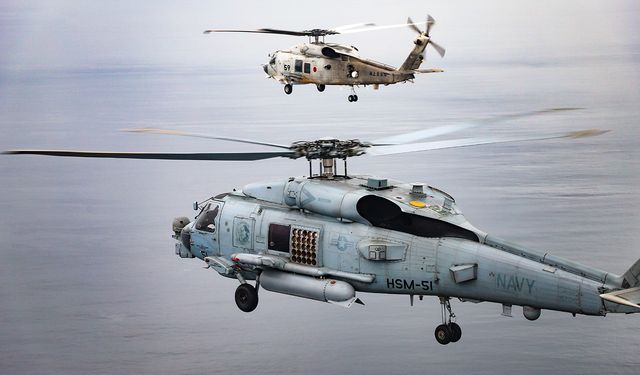 Japonya'ya Ait 2 Helikopter Düştü