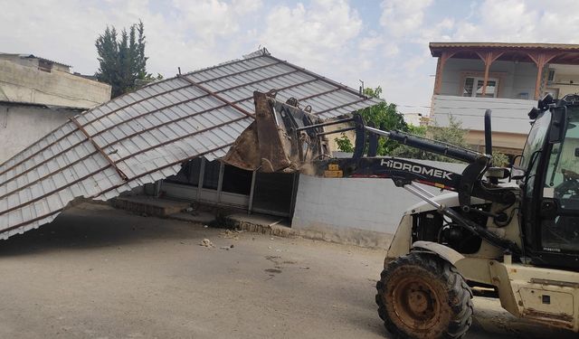 Gaziantep’te şiddetli rüzgar evin çatısını uçurdu