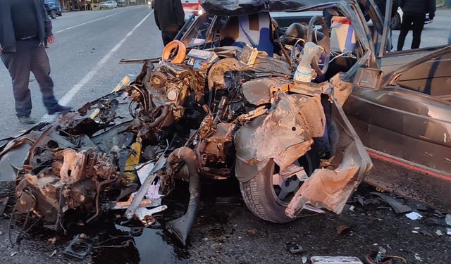 İki Otomobil Kafa Kafaya Çarpıştı: Yaralılar Var