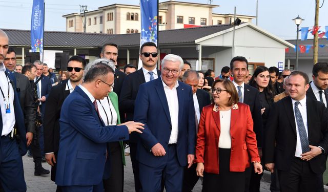 Cumhurbaşkanı Steinmeier, Nurdağı'nda depremzede aileyle görüştü