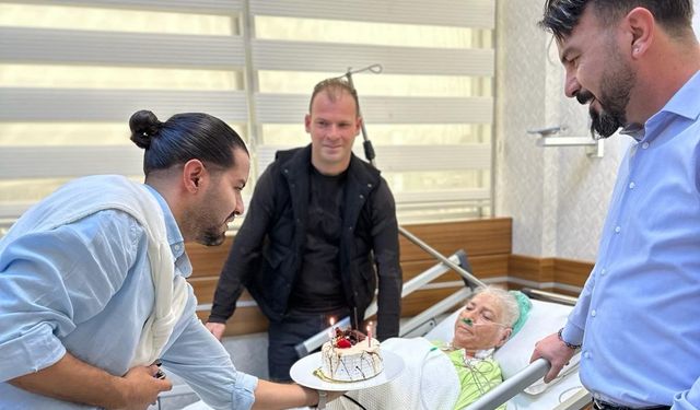 70 Yaşındaki Hastaya Hastanede Doğum Günü Sürprizi