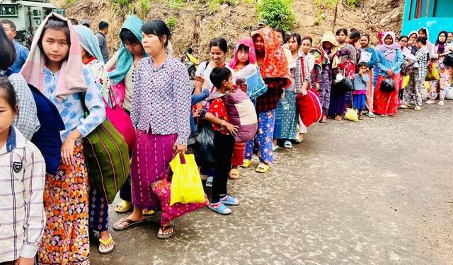 Hindistan'da 38 Myanmarlı Göçmen Sınır Dışı Edildi