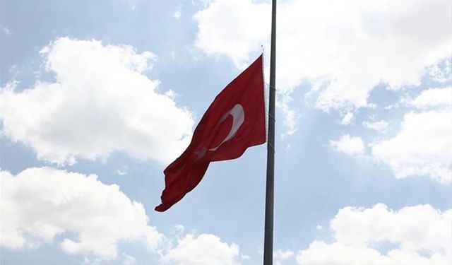 Türkiye'de Bayraklar Yarıya İndirildi