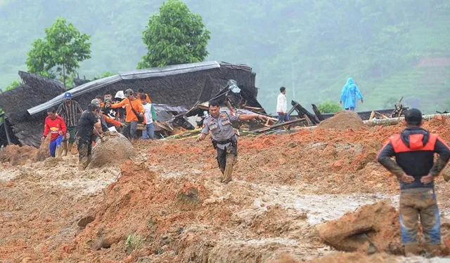 Endonezya'da Kaçak Altın Madeninde Heyelan: Çok Sayıda Ölü Var