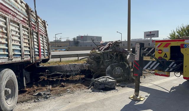 Gaziantep’te otoyol savaş alanına döndü! 2 tır birbirine girdi