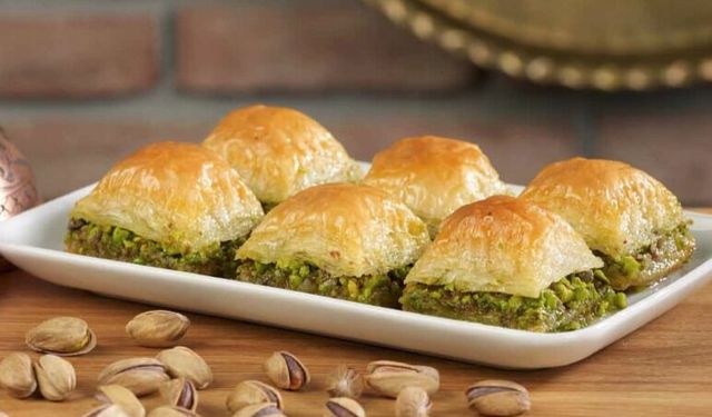 Amerikan aksanıyla Gaziantep baklavasını anlattı, sosyal medyayı salladı!