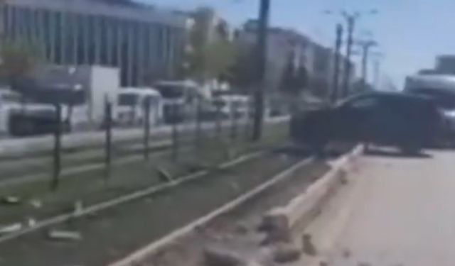 Gaziantep Burç kavşağında kaza! Tramvay yoluna daldı