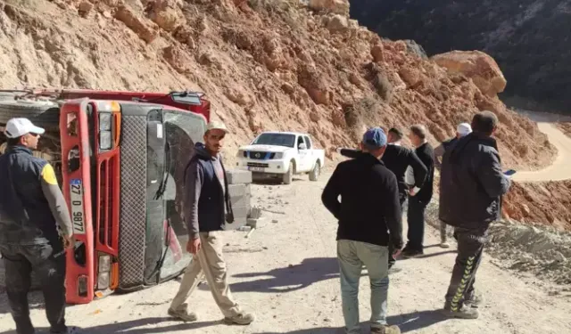 Gaziantep'te Kamyon Devrildi! Sürücü Yaralandı