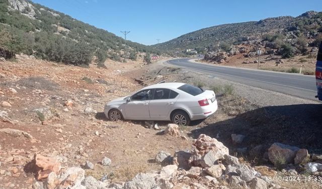 Gaziantep’te Otomobil Sürücüsü Araziye Uçtu: Yaralı Var