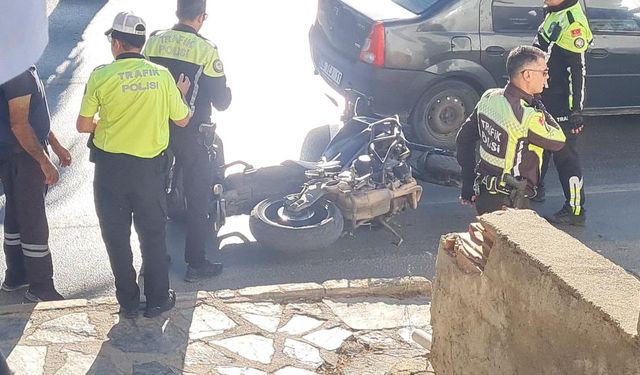 Çılgına dönen kadın, polisin motosikletini tekmeleyip devirdi