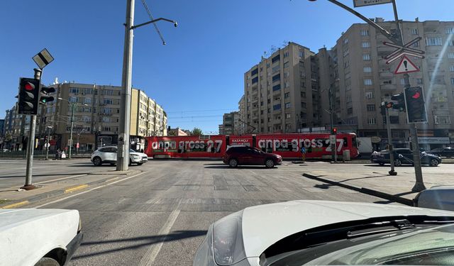 Gaziantep’te kavşak ortasında tramvay arızalandı! Trafik tıkandı