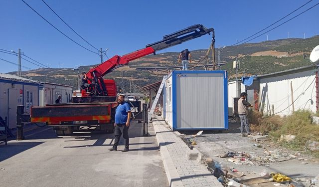 Gaziantep’te depremzedelerin boşalttığı konteynerler kaldırılıyor