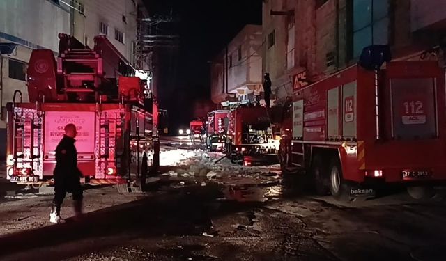 Gaziantep'te ayakkabı ve terlik imalathanesinde yangın