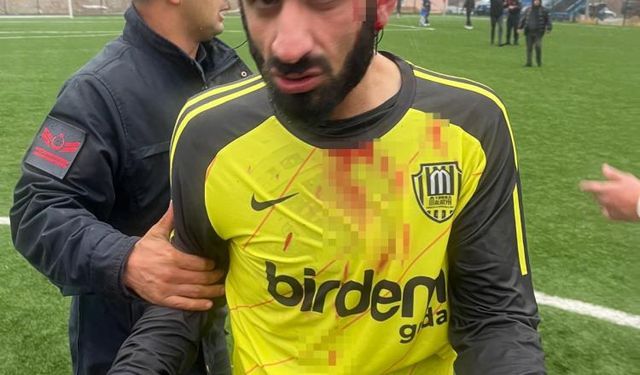 Amatör maçta saha karıştı, futbolcular taşlı saldırıda yaralandı