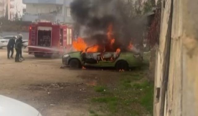 Gaziantep’te Park Halindeki Otomobil Alev Alev Yandı!