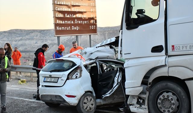 Yakıt tankeri ile otomobilin çarpıştığı kazada 4 kişi öldü, 4 kişi yaralandı