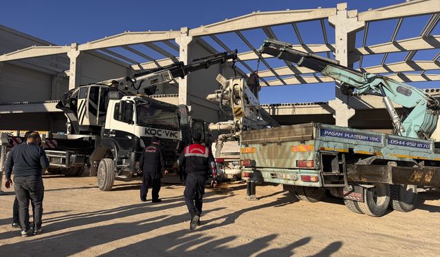 Gaziantep'te beton bloğun altında kalan sürücü hayatını kaybetti