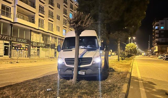 Gaziantep'te El Freni Tam Çekilmeyen Servis Aracı Refüje Çıkarak Durabildi