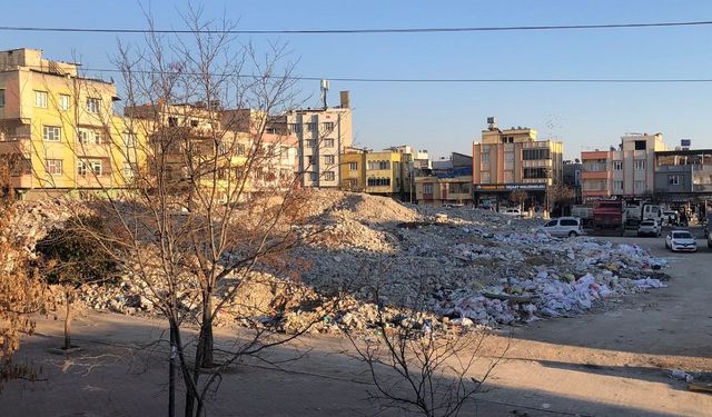 Gaziantep’te bu bina yıkıldı enkazı çöplük oldu