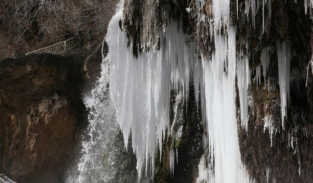 İslahiye'de Buz Tutan Gürgür Şelalesi'nde Sarkıtlar Oluştu