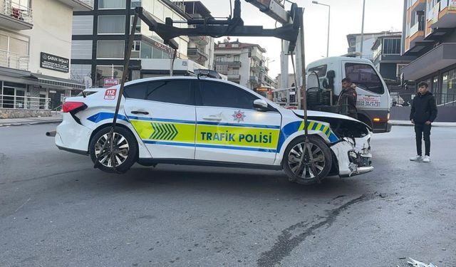 Otomobil İle Polis Aracı Çarpıştı: Yaralılar Var