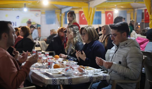 Büyükşehir’in iftar çadırları Ramazan’ın birlik ruhunu yaşatıyor