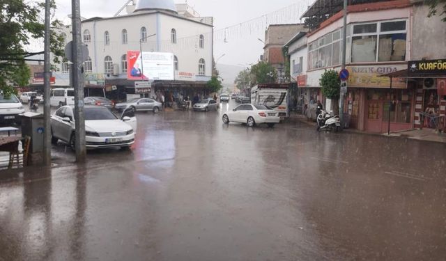 Yavuzeli’nde sağanak yağış çiftçinin yüzünü güldürdü