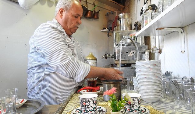 Çaycı İsmet Usta'nın ocağı 35 yıldır bir metrekarelik dükkanda kaynıyor
