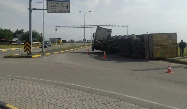 Gaziantep'te pamuk balyası yüklü tırın dorsesi devrildi