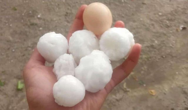 Yumurta büyüklüğünde dolu yağdı: Tarım alanları zarar gördü