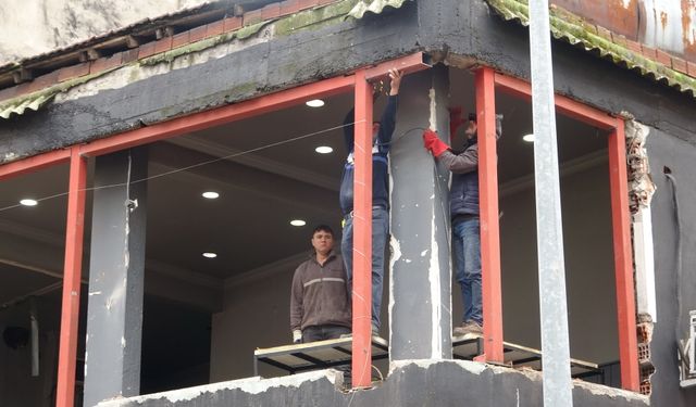 İşçiler 1 Mayıs kortejini demir kaynağı yaparken izledi