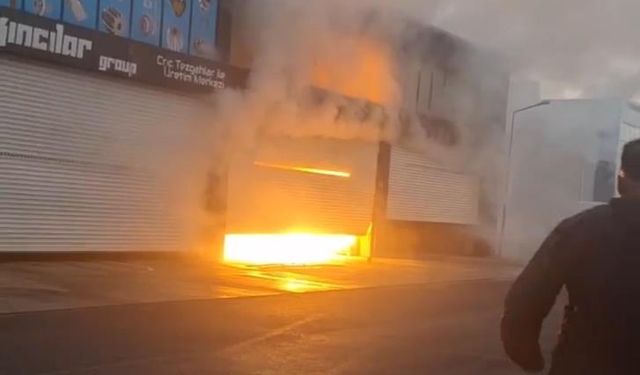 Kepenk tamiri sırasında çıkan kıvılcımla 4 dükkan yandı