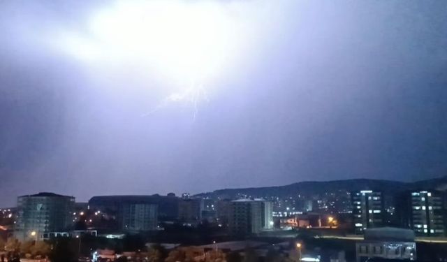 Gaziantep'te sağanak ve dolu etkili oldu, şimşekler geceyi aydınlattı