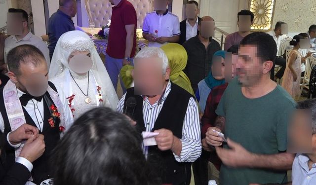 Davetsiz düğüne gitti, pasta yedi, takılan paraları çaldı