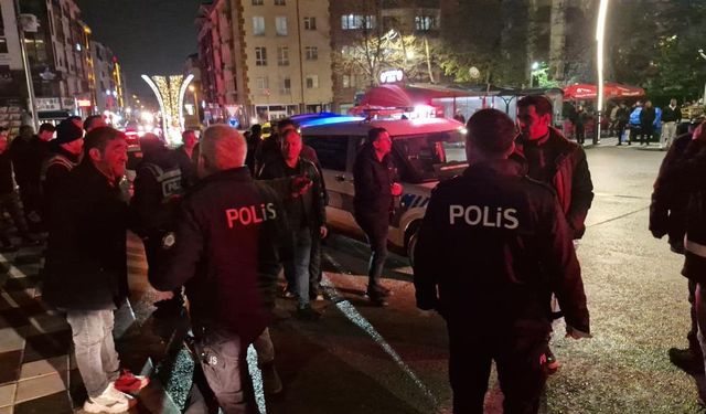 İki grup tekme ve yumruklarla birbirine girdi: 3 yaralı, 5 gözaltı