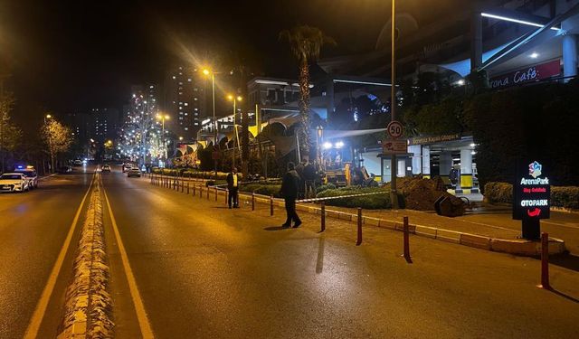 Doğalgaz borusu kırıldı, AVM’dekiler panikle kaçtı